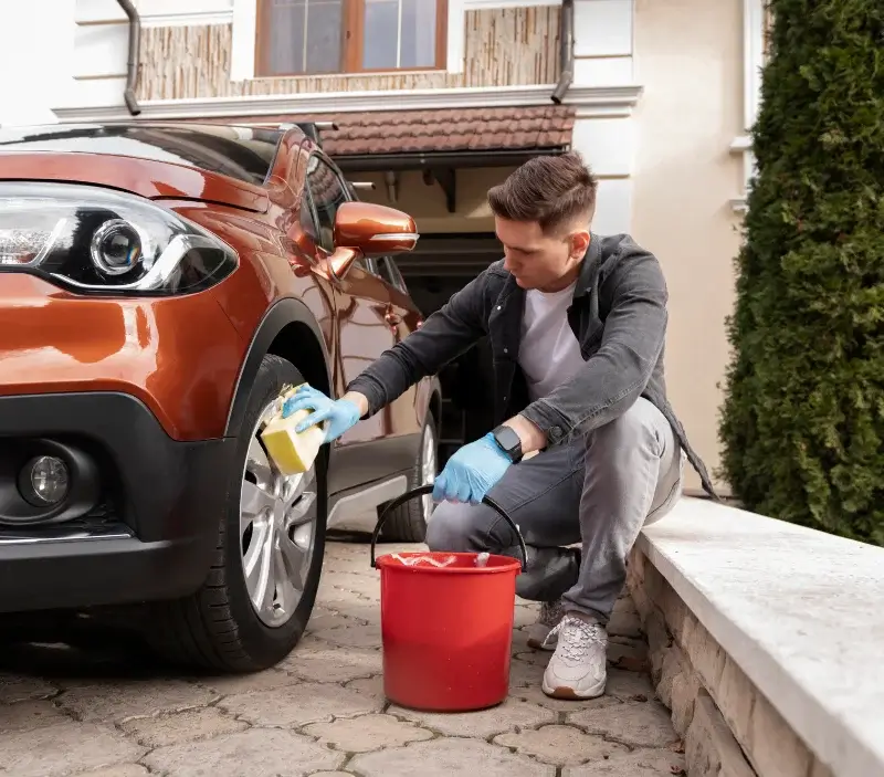 Lavage auto à domicile Saint-Mars-de-Coutais : professionnel intervenant sur un véhicule